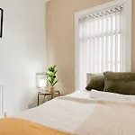 Beautiful Home Away From Home - 3 Bedrooms - 6 Beds - Sleeps 7 - Free Parking