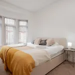 Beautiful Home Away From Home - 3 Bedrooms - 6 Beds - Sleeps 7 - Free Parking