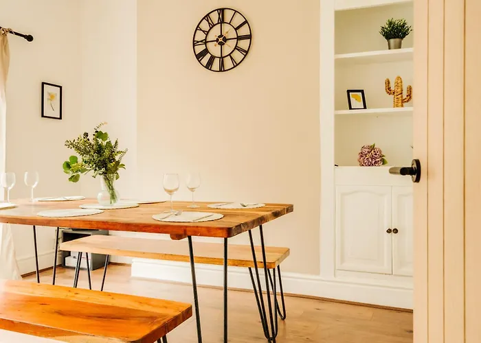 Beautiful Home Away From Home - 3 Bedrooms - 6 Beds - Sleeps 7 - Free Parking