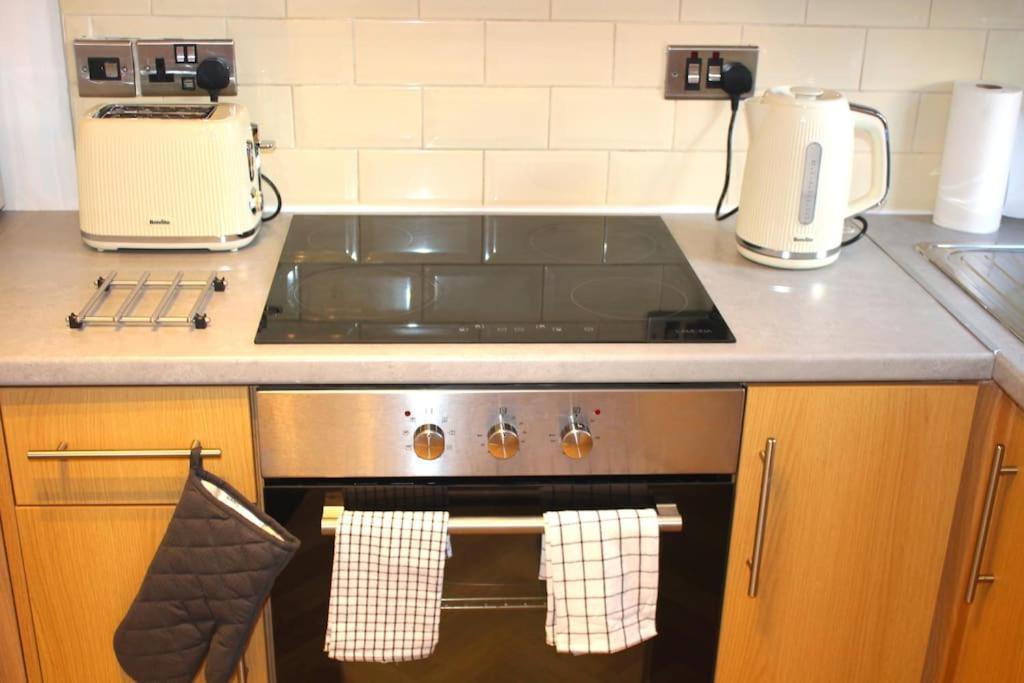 Beautiful Away From - 3 Bedrooms - 6 Beds - Sleeps 7 - Free Parking