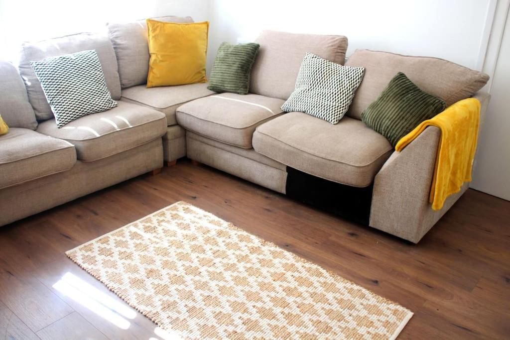 Holiday home Beautiful Away From - 3 Bedrooms - 6 Beds - Sleeps 7 - Free Parking