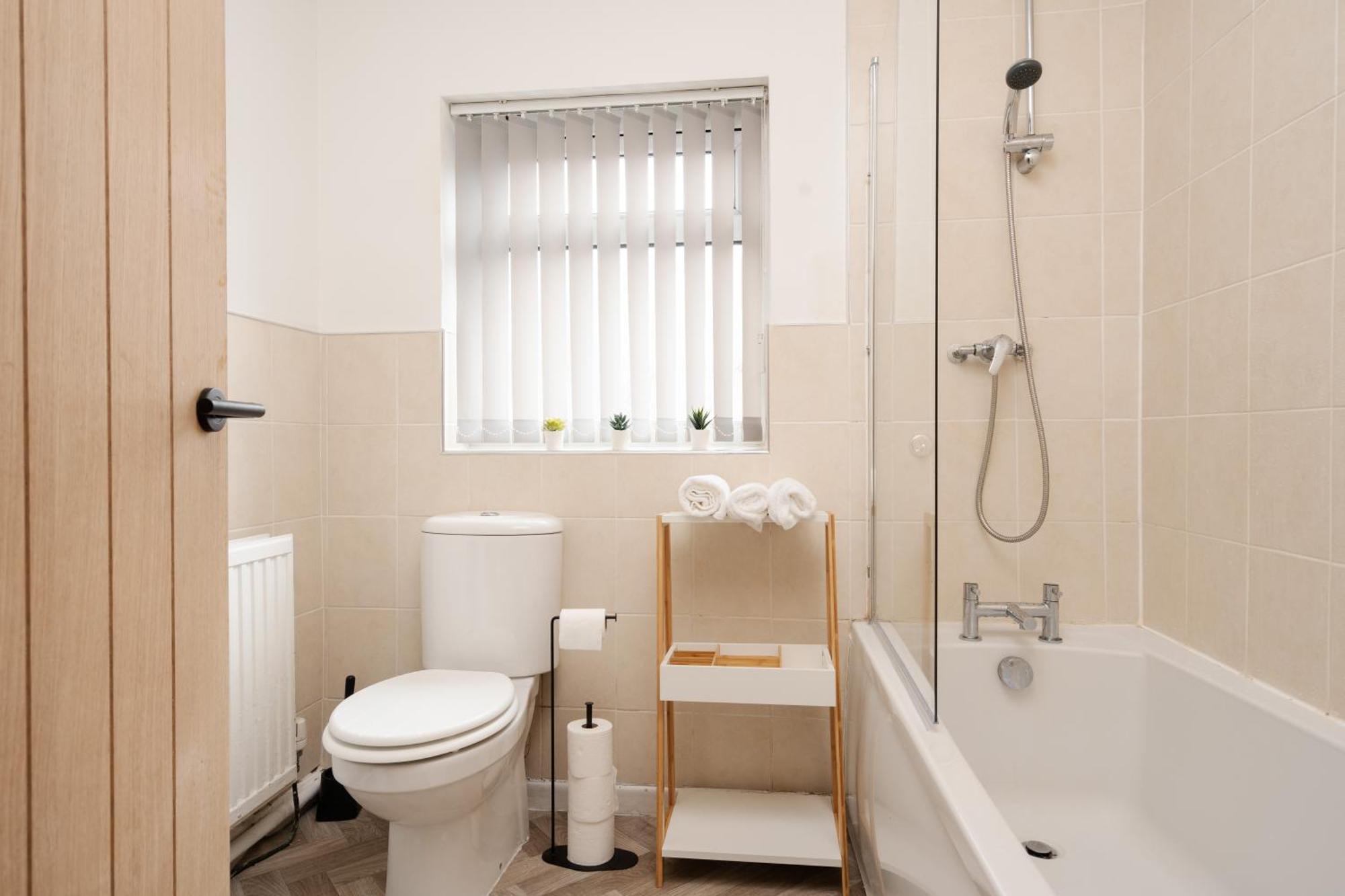 Beautiful Away From - 3 Bedrooms - 6 Beds - Sleeps 7 - Free Parking Liverpool