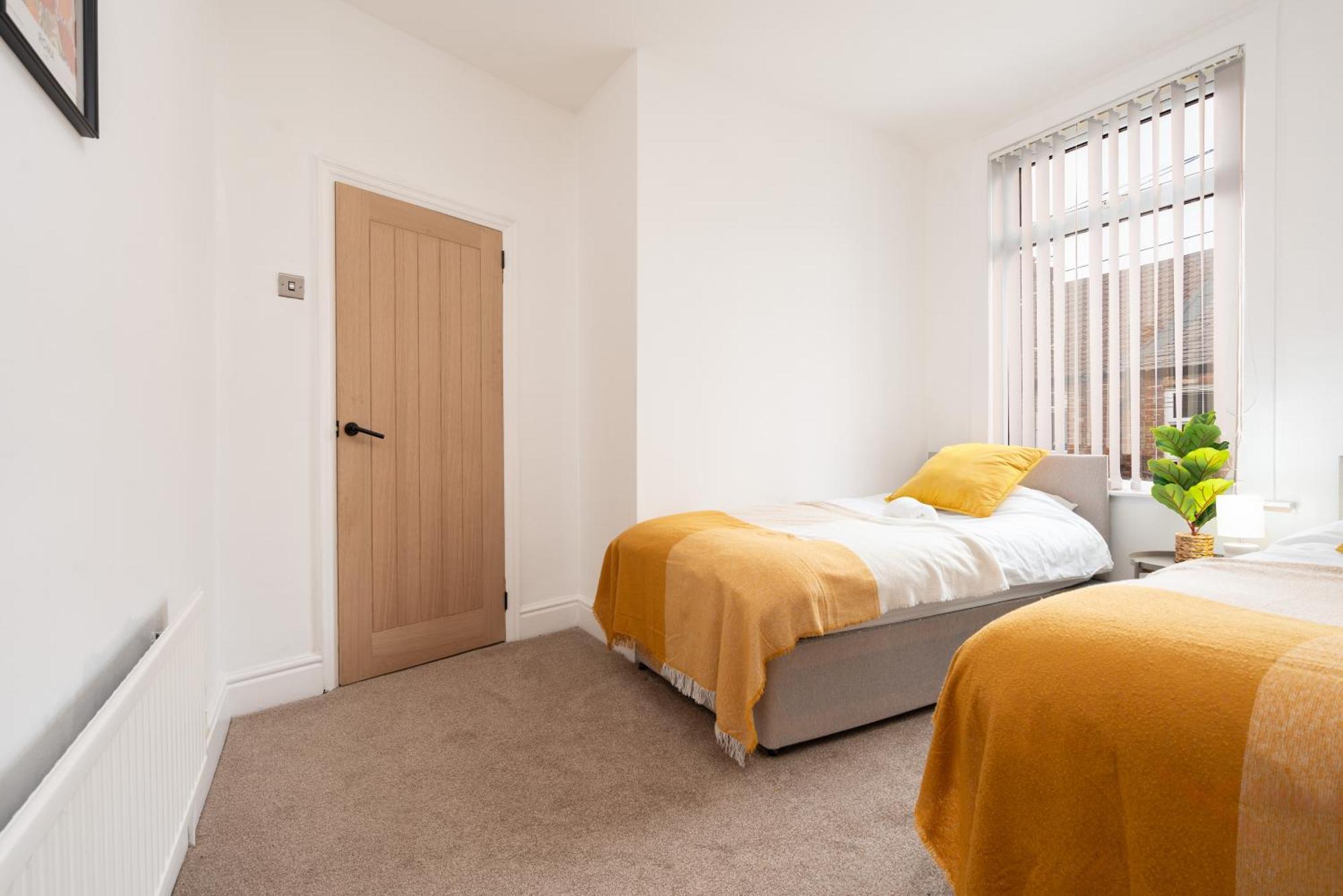 Beautiful Away From - 3 Bedrooms - 6 Beds - Sleeps 7 - Free Parking Liverpool
