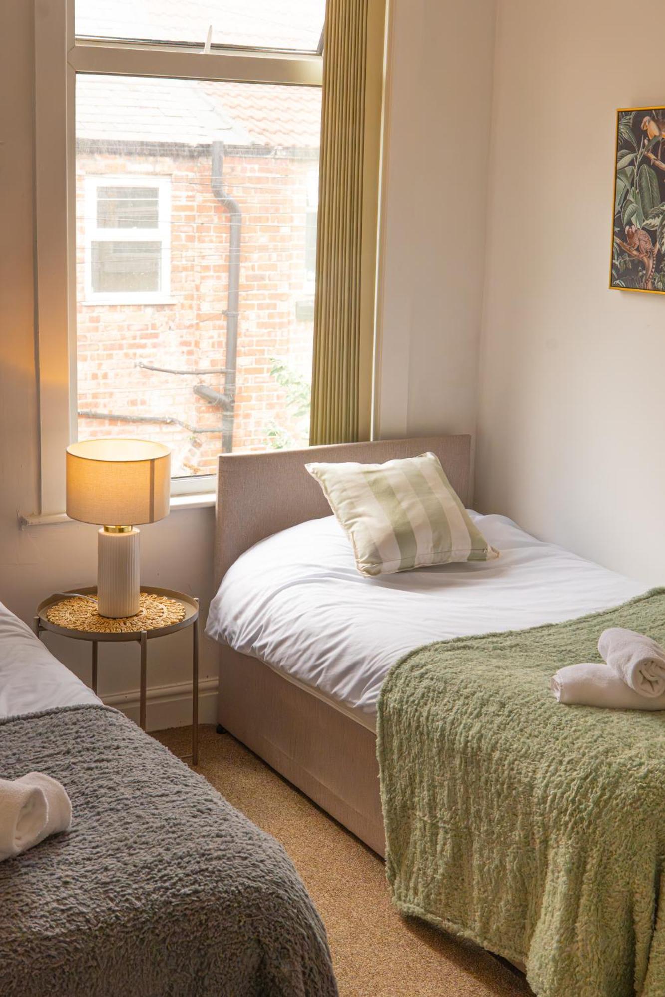 Beautiful Away From - 3 Bedrooms - 6 Beds - Sleeps 7 - Free Parking Liverpool