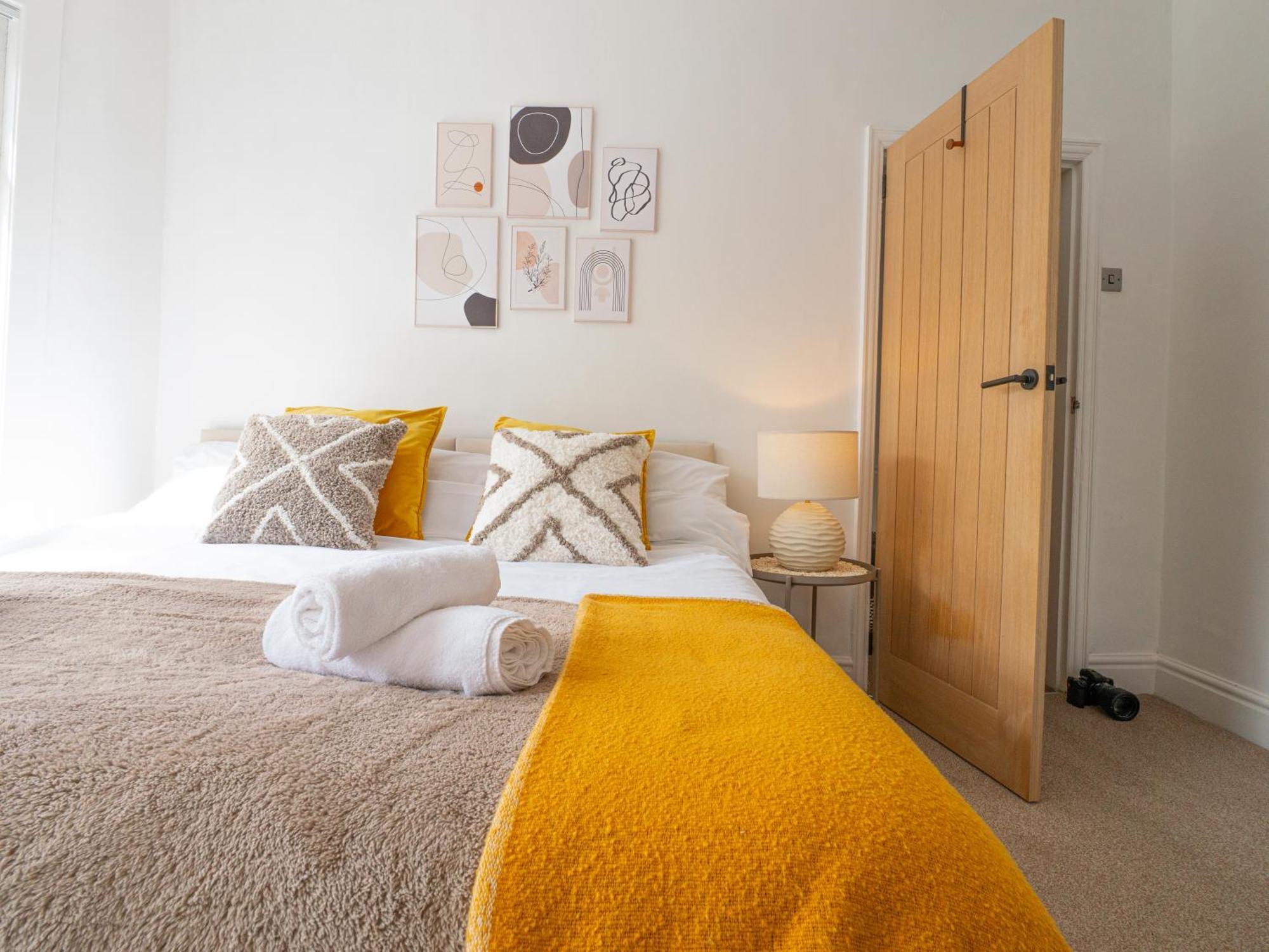 Holiday home Beautiful Away From - 3 Bedrooms - 6 Beds - Sleeps 7 - Free Parking *