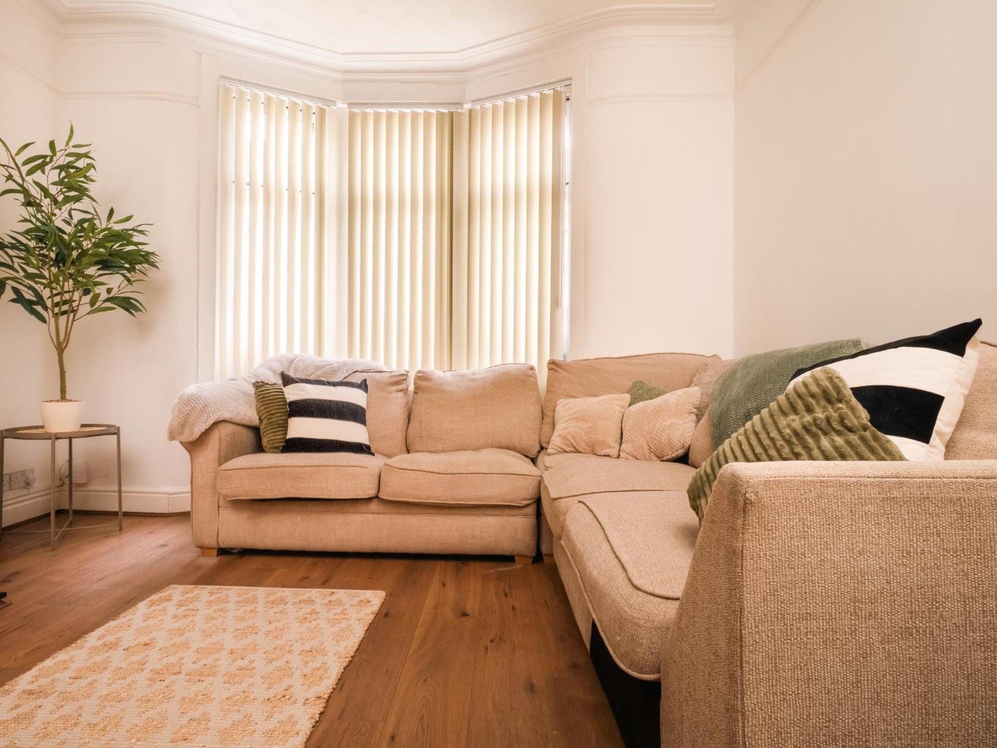Beautiful Away From - 3 Bedrooms - 6 Beds - Sleeps 7 - Free Parking Holiday home Liverpool