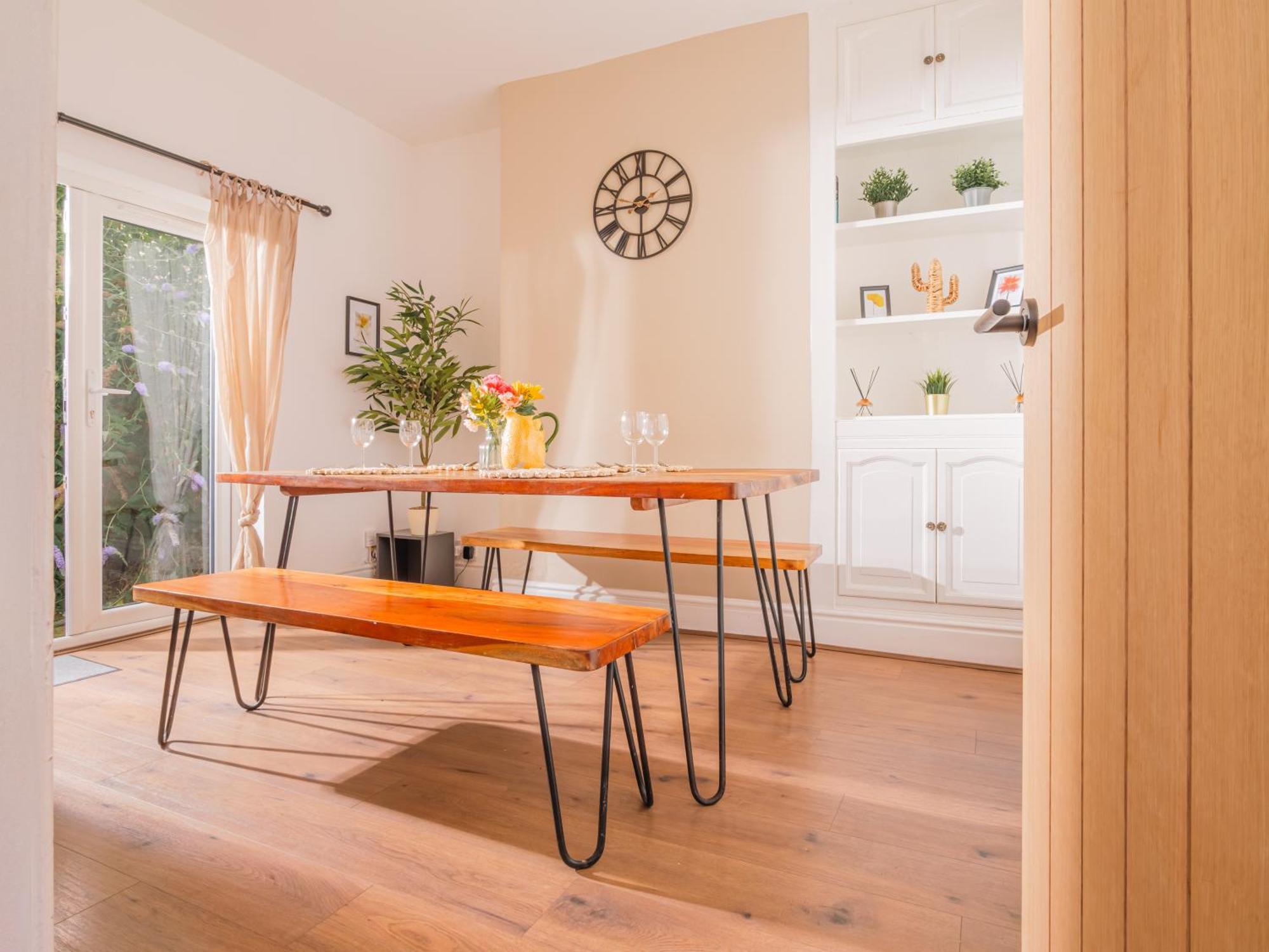 Beautiful Away From - 3 Bedrooms - 6 Beds - Sleeps 7 - Free Parking Holiday home *