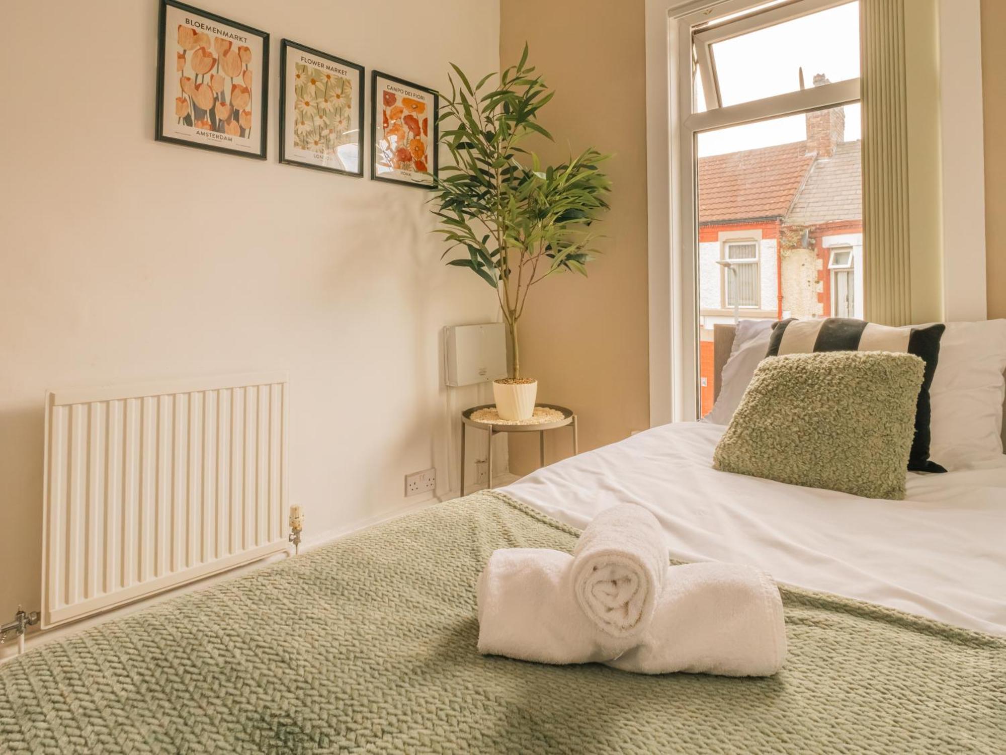 Holiday home Beautiful Away From - 3 Bedrooms - 6 Beds - Sleeps 7 - Free Parking *